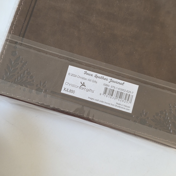 🦋LAST ONE Embossed FAUX Leather Zip Journal - Picture 15 of 16